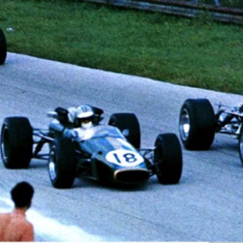 A Monza avec les 2 Brabham de Denis Hulme et Jack Brabham A Monza avec les 2 Brabham de Denis Hulme et Jack Brabham